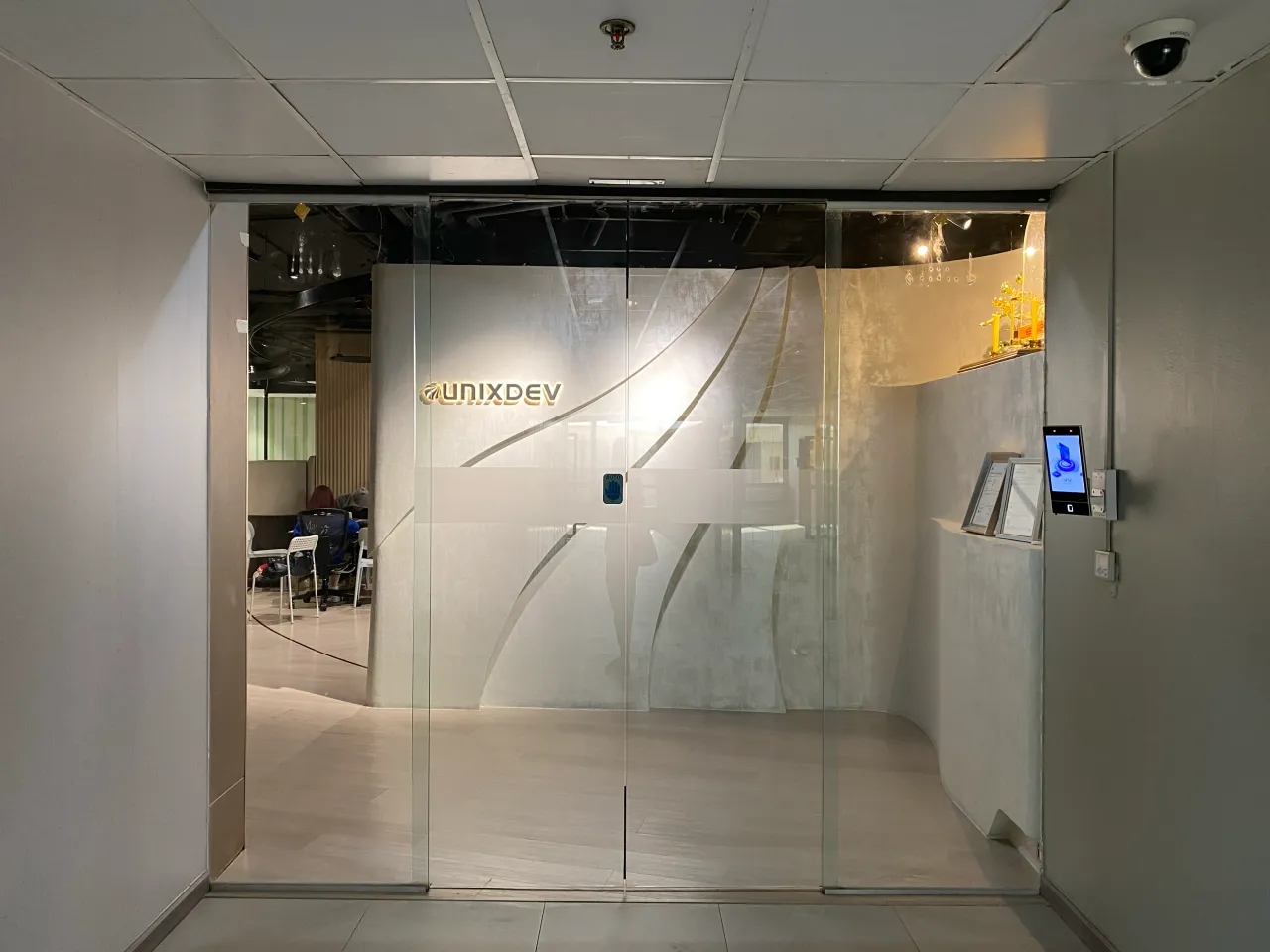 Unixdev glass-door entrance